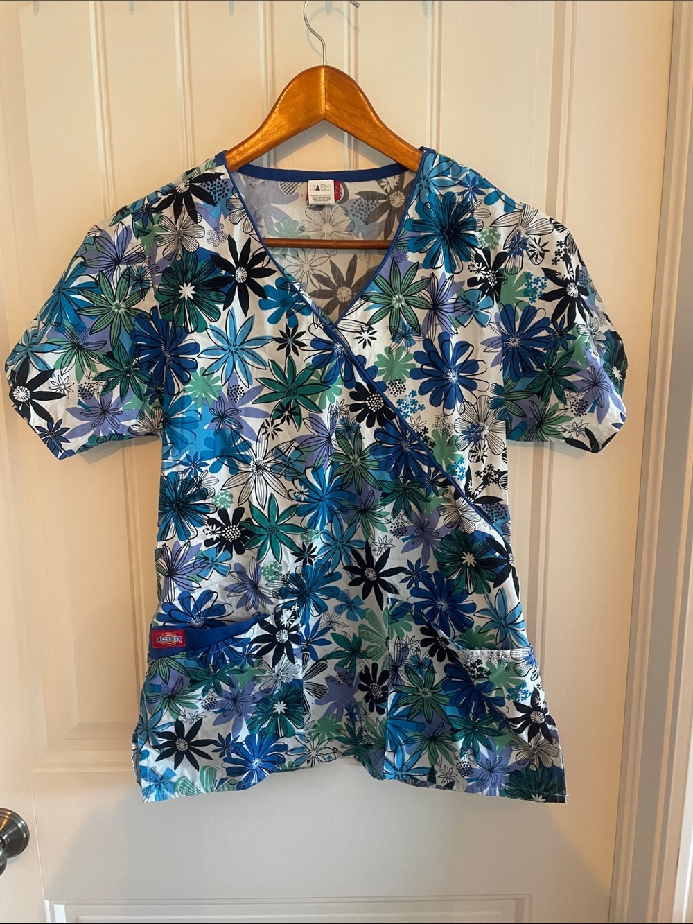 Dickies Floral Scrub Top in Teal, Blue & White